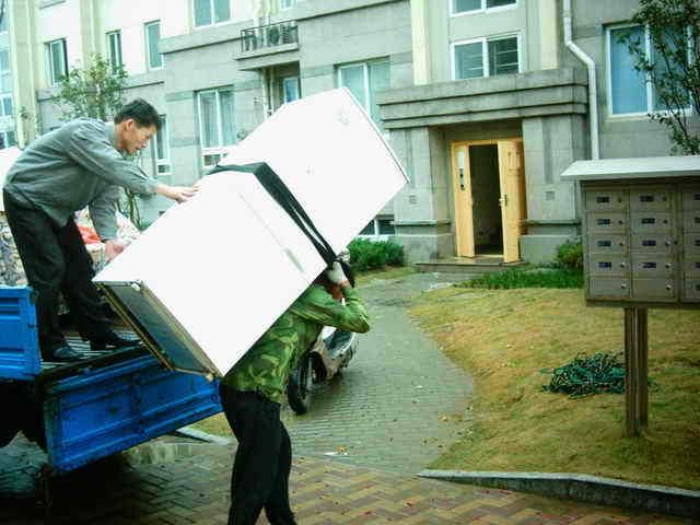 產品名稱:義烏市搬家服務
產品型號:提供義烏市搬家服務,義烏搬家公司,義烏搬家,義烏搬家公司電話
產品規格:可以為你提供以下搬遷業務:義烏搬家公司協助客戶入主新居,全省搬家服務.家具制品沙發,酒柜,電視,冰箱,冷氣,衣柜,床組,洗衣機等專業搬運.隨著義烏的大戶型越來越多,各種大件物品吊裝上樓.家具擺小了顯得太小氣,太大電梯有上不去,這種情況請找我為你吊裝,通常吊裝的物品有豪華沙發,豪華書柜,較大的魚缸,裝修是要用到較大的玻璃,床墊,床頭等等.
